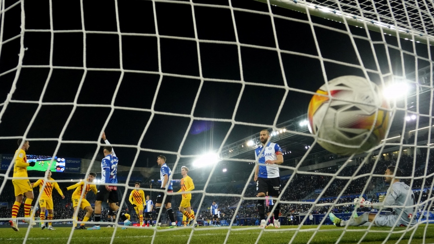 Kết quả La Liga: Real Madrid thoát thua Elche, Barca thắng nhọc Alaves